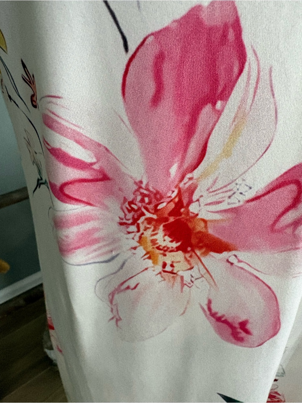 Women's White Floral V-Neck dress- Pink & Yellow Flowers NWT - Picture 3 of 8